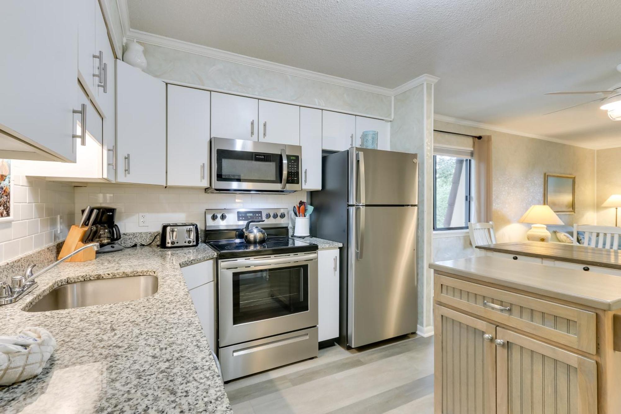 Hilton Head Condo With Balcony And Pool, Walk To Beach Хилтън Хед Айлънд Екстериор снимка